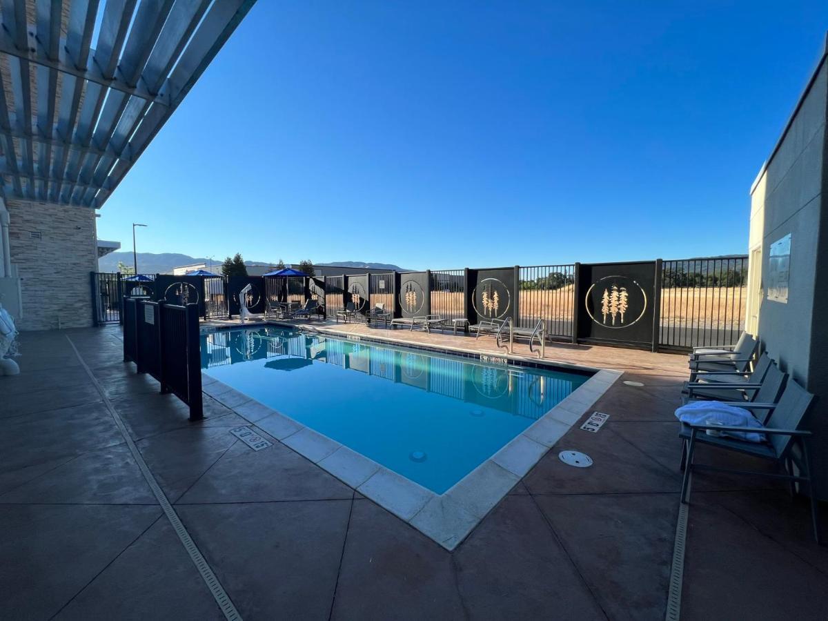 Holiday Inn Express & Suites - Ukiah By Ihg Екстер'єр фото